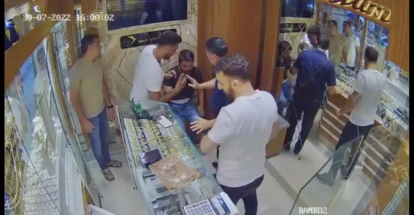 elazigda-dili-bogazina-kacan-kisiyi-kuyumcu-kurtardi-1659353822821.jpg Elazığ'da dili boğazına kaçan kişiyi kuyumcu kurtardı-5