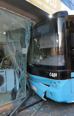 İstanbul'da facia ucuz atlatıldı! Freni boşalan özel halk otobüsü dehşet saçtı