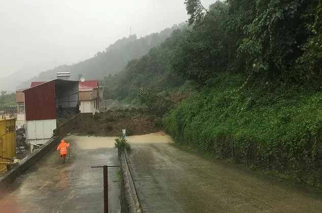 Son dakika: Trabzon'un Of ilçesinde sel ve heyelan: 1 kişi hayatını kaybetti