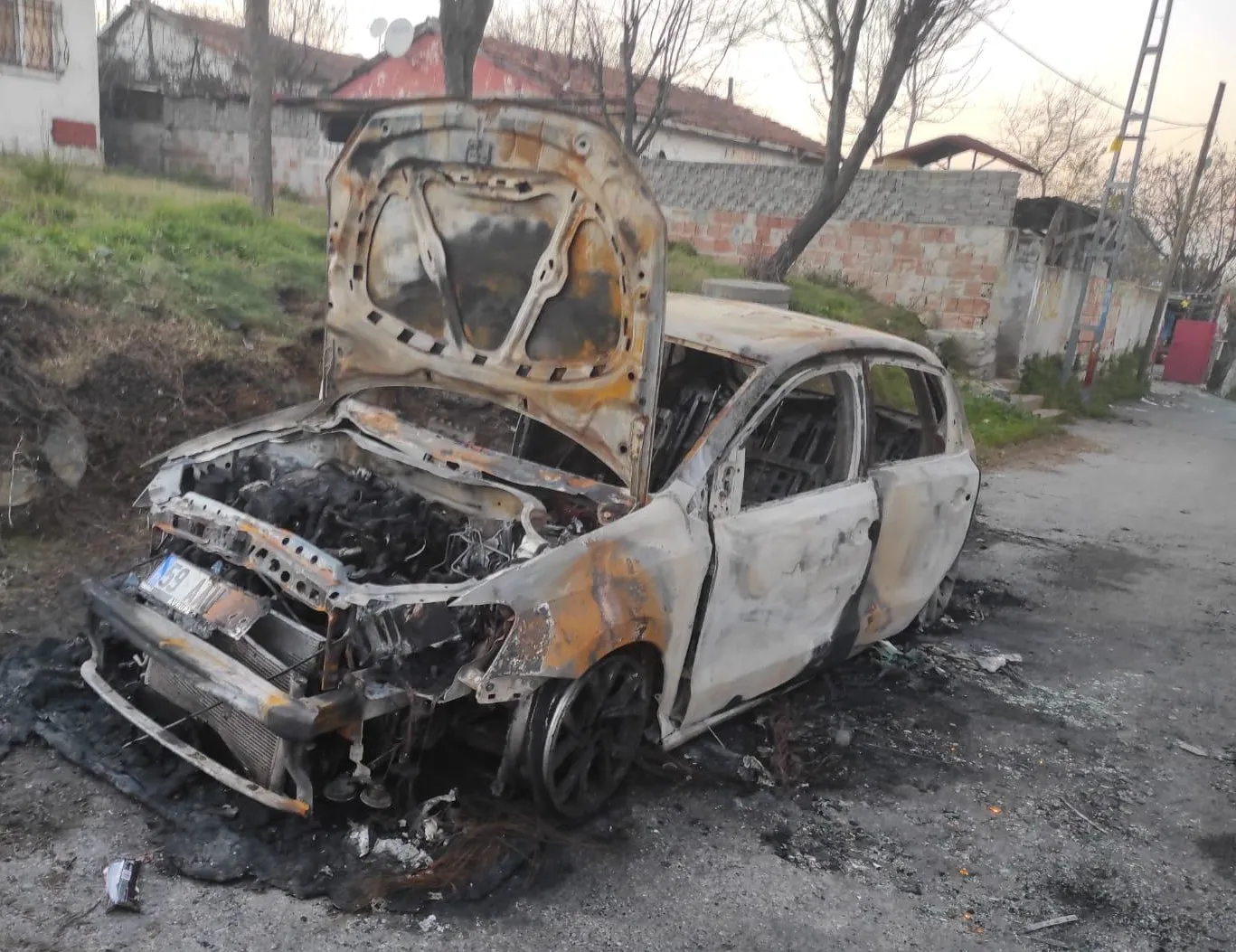 Küçükçekmece’de çalındı, Sultangazi’de yakıldı!