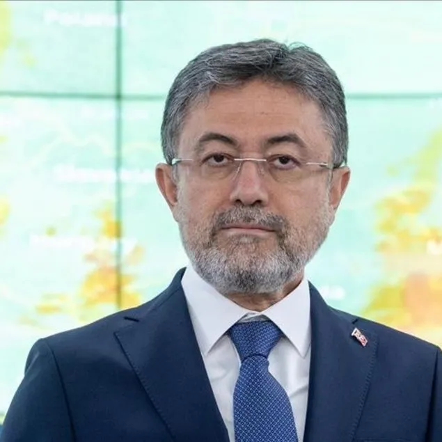 Rüzgar değil yalan uçuşuyor