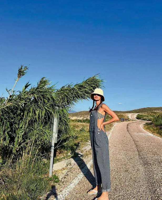 sosyetik-guzel-yasemin-ozilhanin-mutevazi-tatiline-ovgu-yagdi-1657047053678.jpg Sosyetik güzel Yasemin Özilhan'ın mütevazi tatiline övgü yağdı-2