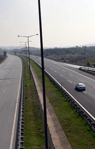 Türkiye'nin bölünmüş yol ağı 27 bin kilometreyi aştı! Yıllık 306 milyon saat kazanım, 102 bin 722 istihdam!