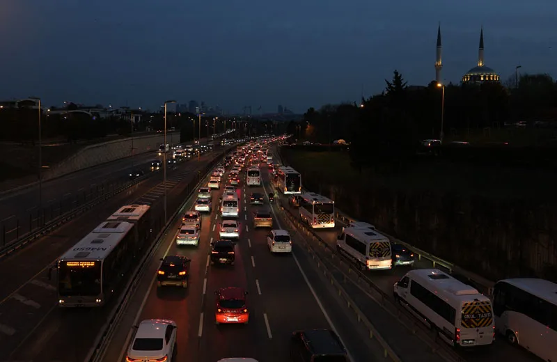 İstanbul'da pazartesi trafiği (AA)