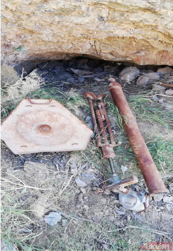 Taaruz Tipi El Bombası, Battaniye, Askeri Parka, 5 Pet Şişe, 3 Metre Kablo, Kamuflajlı Kemer, Şemsiye, Puşi, Pil, Bağ Makası, 2 Serum Ve Çok Sayıda Yaşam...