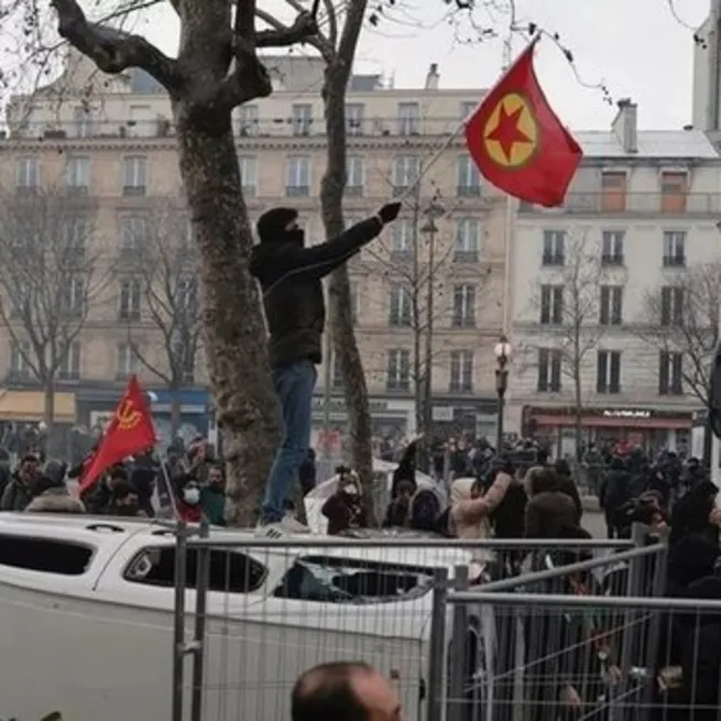 Almanyada PKK sempatizanları sokaklara döküldü! Bebek katili Öcalana özgürlük sloganları: Elebaşından 7li koalisyona destek