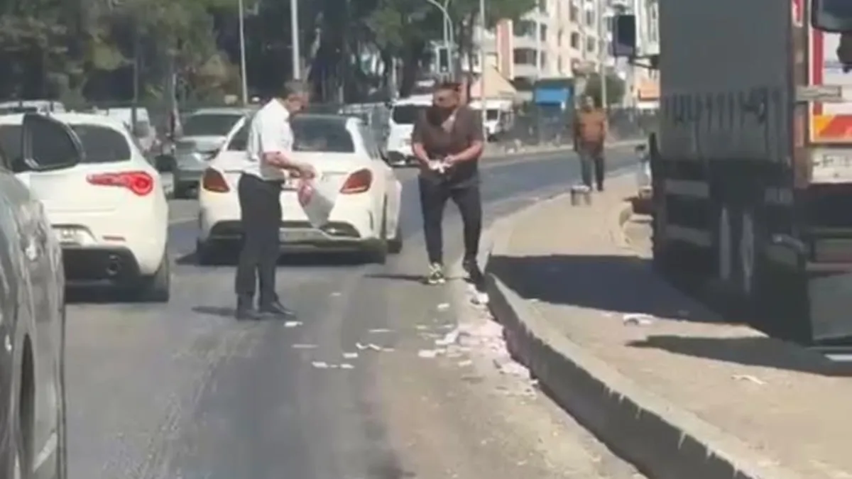 İzmir trafiğinde "para" alarmı: Desteler yola savruldu