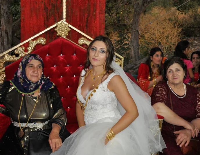 ABD’den Çukurca’ya gelin geldi