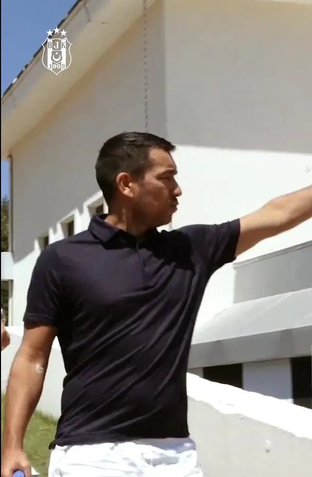 besiktasin-yeni-teknik-direktoru-giovanni-van-bronckhorst-gorevine-basladi-1719764811891.jpeg Beşiktaş'ın yeni teknik direktörü Giovanni van Bronckhorst, görevine başladı-2