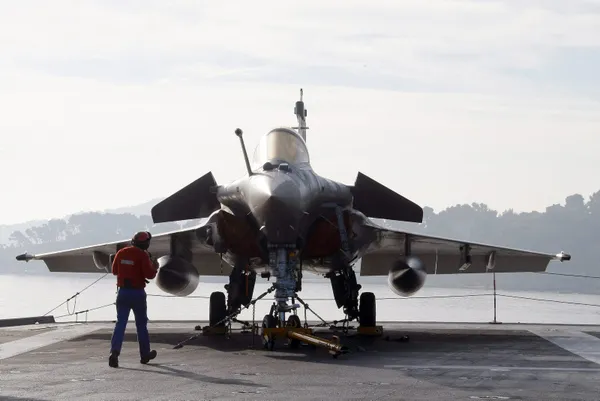 yunanistan-18-rafale-savas-ucagi-icin-fransaya-23-milyar-euro-odeyecek-1608212397581.jpg Yunanistan 18 Rafale savaş uçağı için Fransa'ya 2,3 milyar euro ödeyecek-7