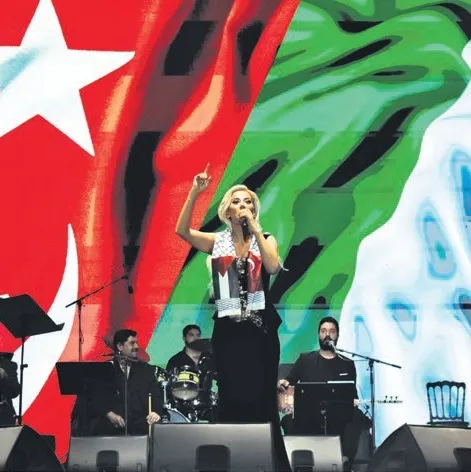 15 bin kişiye konser verdi