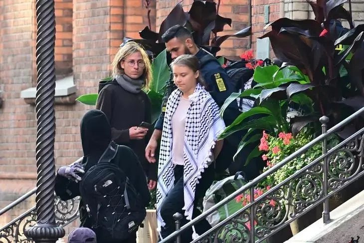 Greta Thunberg Gazze protestosunda gözaltına alındı-1