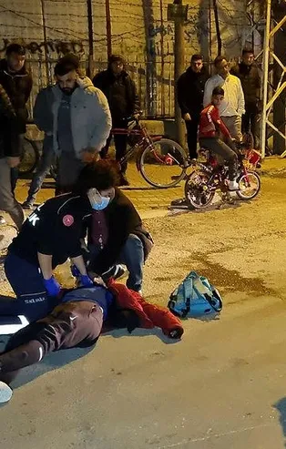 Adana'da motosikletle seyir halinde giden gençlere silahlı saldırı!