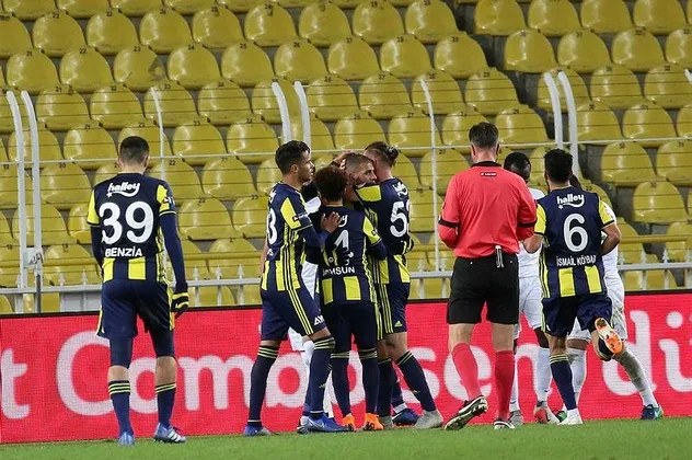 Slimani'den Fenerbahçe'ye hayat öpücüğü