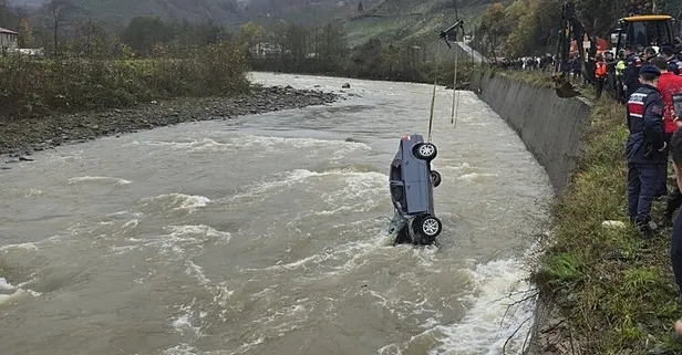 Vefat eden annesi için mezar yeri bakmaya gidiyorlardı! Otomobil dereye yuvarlandı: Dayı ve yeğen hayatını kaybettti