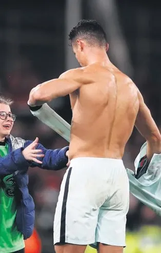 Mutluluğun fotoğrafı! Ronaldo ve minik taraftar geceye damga vurdu