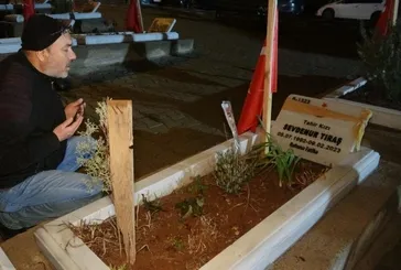 Deprem şehitleri mezarları başlarında anılıyor!