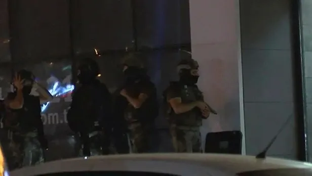 basaksehirde-hareketli-anlar-ozel-harekat-devreye-girdi-1598732863594.jpeg Başakşehir'de hareketli anlar! Özel harekat devreye girdi...-2