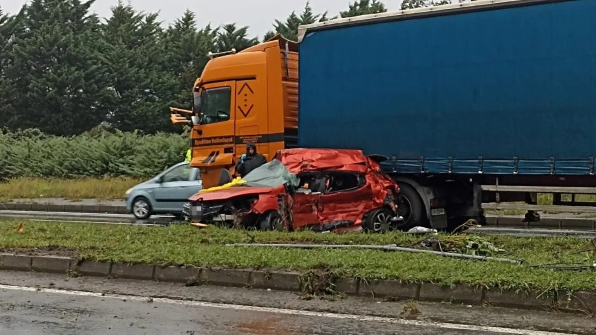 Otomobilin tırın dorsesine çarptığı feci kazada 3 kişi hayatını kaybetti!