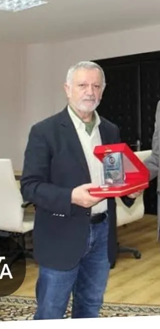 emekli-akademisyen-suat-hakki-kutaya-dost-kazigi-dugun-tebrigine-gitti-evinden-oldu-1767955268535.jpeg Emekli akademisyen Suat Hakkı Kutay'a dost kazığı: Düğün tebriğine gitti evinden oldu-5