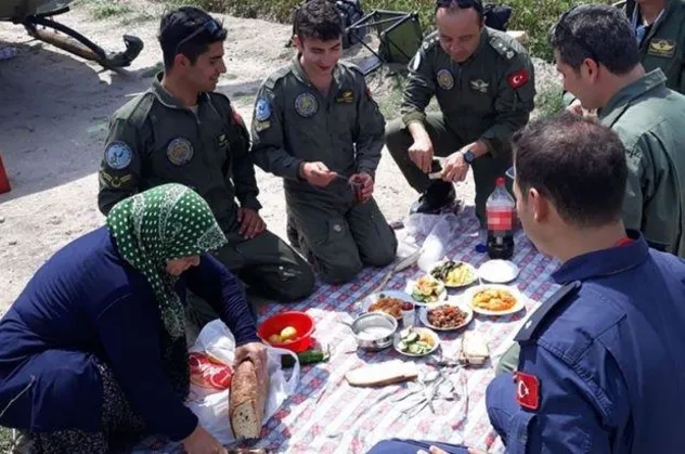 Köylülerden askere yürek ısıtan ikram!