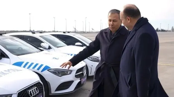 icisleri-bakani-ali-yerlikaya-duyurdu-operasyonlar-sonucu-ele-gecirilen-23-luks-arac-artik-cetenin-degil-emniy-1703575897263.jpeg İçişleri Bakanı Ali Yerlikaya duyurdu: Operasyonlar sonucu ele geçirilen 23 lüks araç artık çetenin değil emniyetin-4