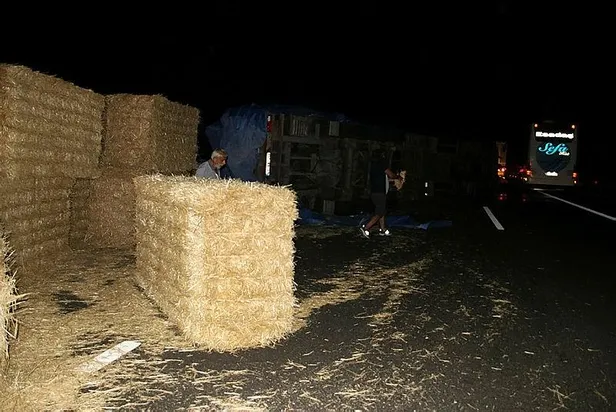 TEM’de feci kaza! Saman yüklü tır devrildi: Otoyolda 2 şerit sabaha kadar kapandı-1