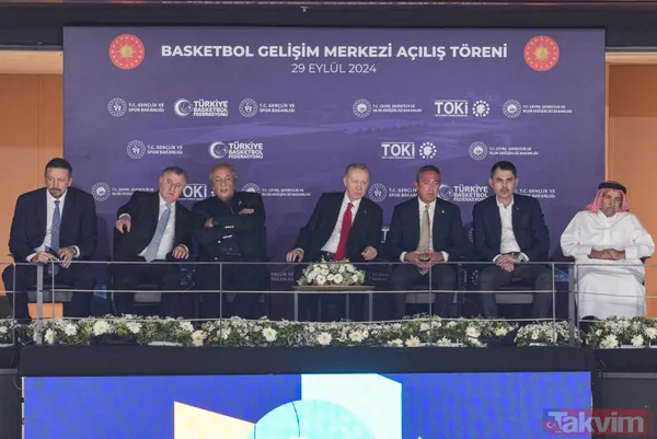 Basketbol Gelişim Merkezi'nde siftah Başkan Erdoğan'dan! Parkede samimi pozlar... Sporculardan 'dolma kalem' hediyesi - 3