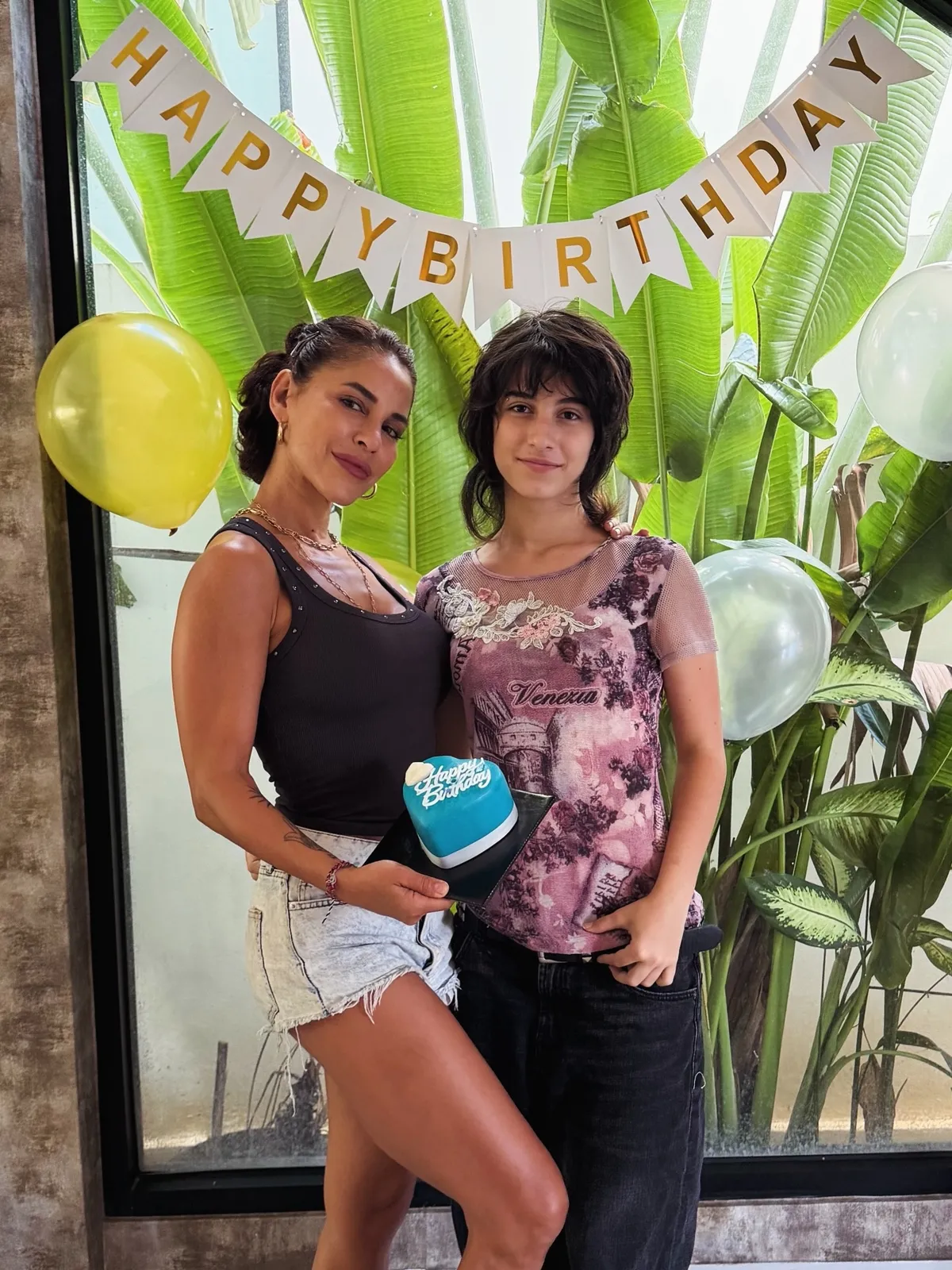 cihan-unalin-torunu-kayla-15-yasinda-irmak-unaldan-balide-duygusal-kutlama-1778145838690.jpg Cihan Ünal’ın biricik torunu 15’lik genç kız oldu! Irmak Ünal Irmak “Sonsuz gurur duyuyorum” deyip paylaştı: Aynı annesi!-5