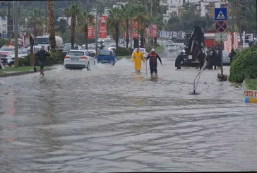 CHP’li belediye yönetimindeki Bodrum sular altında! Yollar göle döndü araçlar suya gömüldü
