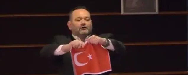 Son dakika: Dışişleri Bakanı Çavuşoğlundan Türk Bayrağını yırtan Yunan vekile tepki: Şımarık ırkçı çocuklar hadlerini bilsin