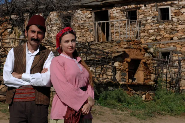 gunu-degistirildi-simdi-de-iki-olay-isim-geliyor-ustune-bomba-ayrilik-ne-olacak-diye-merak-edilirken-meger-1609956180653.jpg Günü değiştirildi şimdi de iki olay isim geliyor üstüne bomba ayrılık! Ne olacak diye merak edilirken meğer...-6