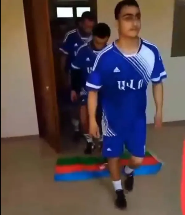 Ermeni futbolculardan skandal hareket! Azerbaycan bayrağının üzerine basıp ayaklarını sildiler-2