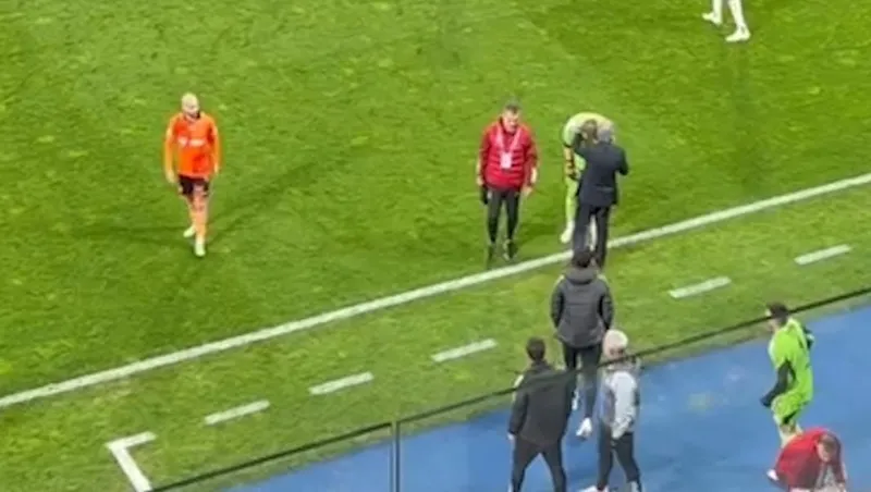 kartal-tek-atti-3-aldi-besiktas-zorlu-deplasmanda-basaksehiri-maglup-etti-iste-macta-yasananlar-1712258135137.jpeg Kartal son anda yıkıldı! Beşiktaş-Başakşehir maçında kazanan çıkmadı-3