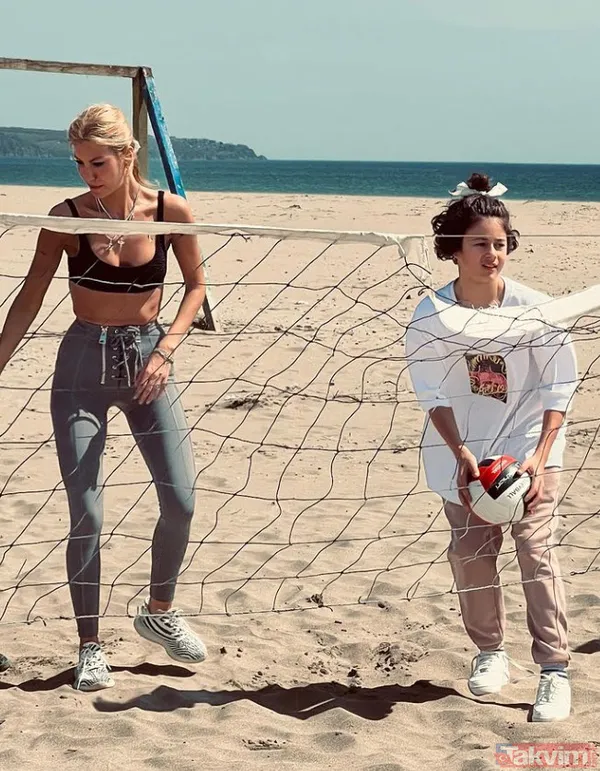 Çağla Şıkel'e ne kadar nazar boncuğu koyarsanız koyun az! Göğüs dekolteli elbisesiyle 20'likleri cebinden çıkarıp attı - 6