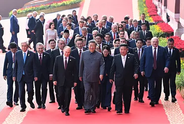 Şi Cinping’den Pekin’de gövde gösterisi! Putin ve Kim’i yanına aldı gizli silahlarını çıkardı | Trump'tan tehdit