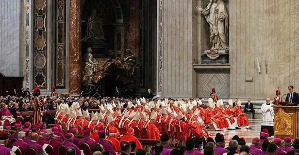 Vatikan'dan beyaz duman çıktı: Yeni papa seçildi