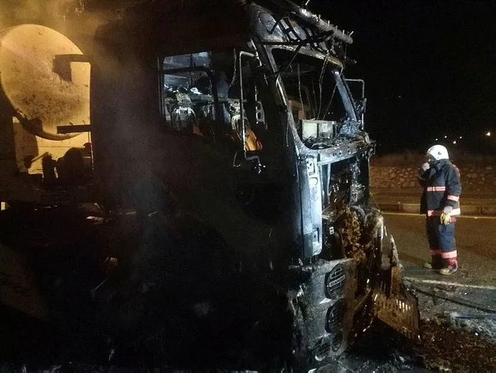 malatyada-korku-dolu-anlar-seyir-halindeki-beton-mikseri-alev-alev-yandi-1704867475710.jpeg Malatya'da korku dolu anlar: Seyir halindeki beton mikseri alev alev yandı-1