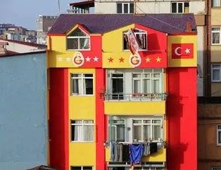 Oturduğu apartmanı sarı-kırmızı yaptı