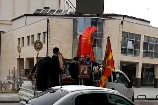 Avrupa'da papazlar Kovid-19'a karşı sokağa indi!