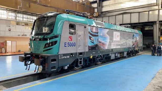 Başkan Erdoğan talimatı verdi ilk yerli ve milli elektrikli anahat lokomotifi E5000 raylara indi!-3
