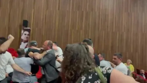 chp-kocaeli-toplantisinda-gergin-anlar-milletvekilinin-kuzeni-tehdit-etti-1717959861023.jpeg CHP Kocaeli toplantısında tansiyon yükseldi! Taraflar birbirine girdi: Tehditler savurup üstüne bir de saldırdı... İşte o görüntüler-4