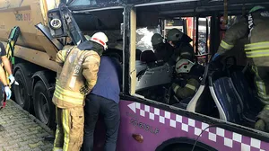 Halk otobüsü hafriyat kamyonuna çarptı