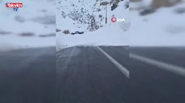 Hakkari Van yoluna çığ düştü