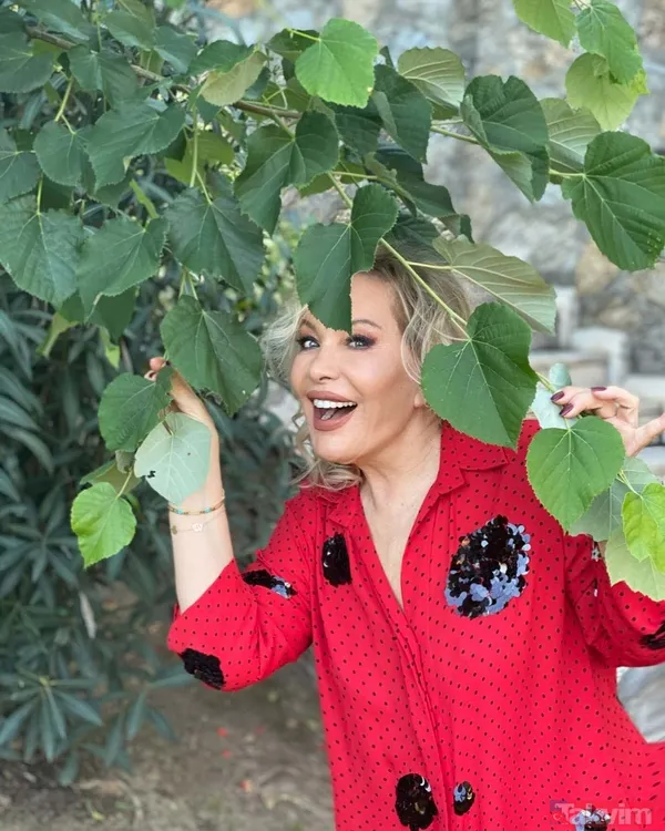 Emel Sayın'ın Aşkları Özel Hayatıyla Da Bir Dönemin En Çok Konuşulan İsimlerinden Olan Emel Sayın, İlk Evliliğini 1966'Da İsmet Kasapoğlu İle Yaptı, Bu...