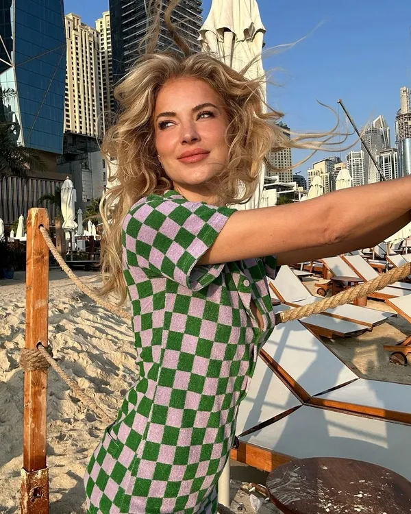 1680040595483.jpg Burcu Esmersoy iyiliğe sarıldı! Depremzedeler için harekete geçti! "Artık onlar da benim ailem"-5