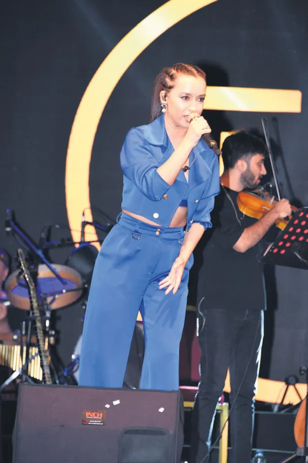 her-sahnesinde-heyecan-var-gul-masali-ikinci-bolumuyle-izleyiciyi-ekrana-kilitledi-1656356373510.jpg Her sahnesinde heyecan var! Gül Masalı ikinci bölümüyle izleyiciyi ekrana kilitledi-7