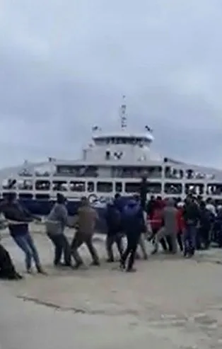 Çanakkale'de şaşırtan görüntü! Halatla feribot çektiler