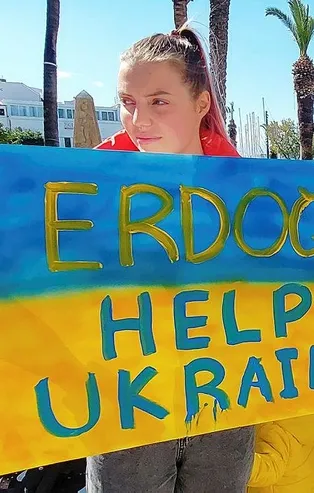 Ukraynalı aile İngilizce pankartlarla Başkan Erdoğan'dan yardım istedi