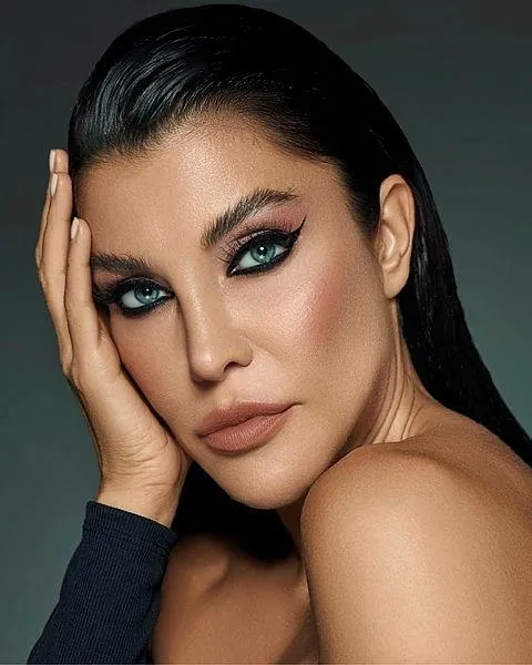 Virüs Deniz Akkaya'nın ciğerlerine indi: Deniz Akkaya'nın tasarım maskeleri işe yaramadı-14